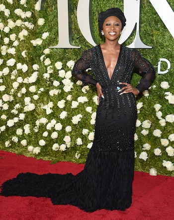 La actriz y cantante británica Cynthia Erivo lució un imponente diseño de Chris Gelinas