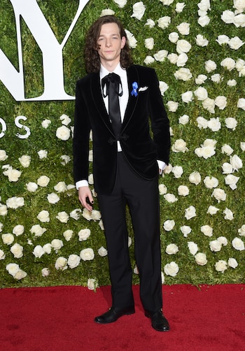 El joven actor Mike Faist, nominado como mejor actor secundario por Dear Evan Hansen optó por un saco velvet negro con moño negro