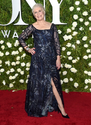 La reconocida Glenn Close lució su rubio hielo en combinación con un vestido azul con brillos, transparencias y stilettos