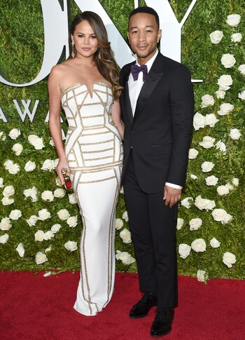 Chrissy Teigen, con un look en blanco y dorado, deslumbró nuevamente junto a su pareja John Legend en la alfombra roja