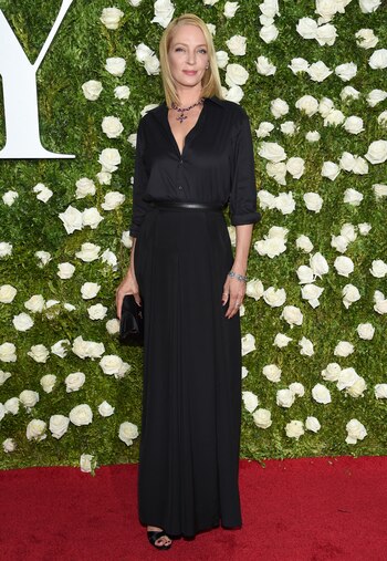 La mítica Uma Thurman eligió para la red carpet un look total black de pollera y camisa