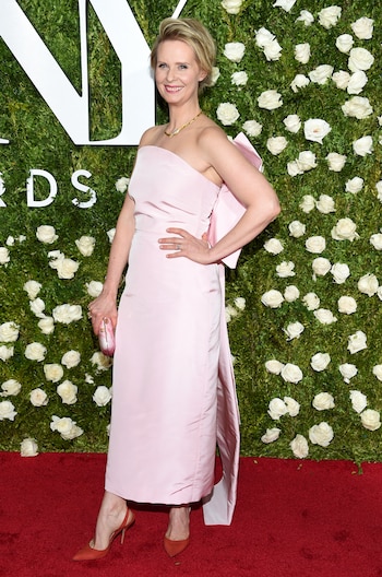 La actriz Cynthia Nixon lució un diseño rosa de Rosie Assoulin y joyas de Fred Leighton