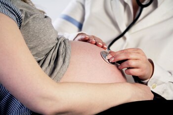 La Ley 26.862 establece que