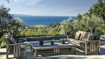 Escondida en las colinas, la