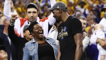 Durant sonríe con su madre