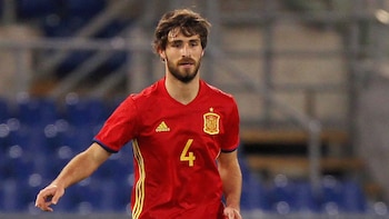 El defensor con la camiseta