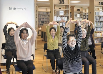 Un grupo de mujeres participan