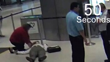 Otra pasajera acudió para asistir