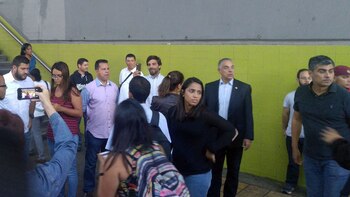 Los diputados opositores conversan con