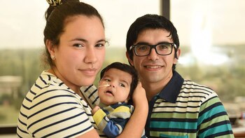 Belén abraza a su hijo,