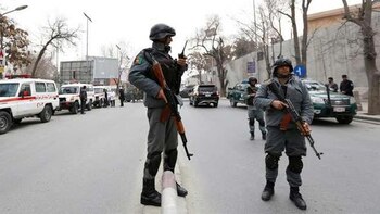 Tropas afganas custodian los alrededores