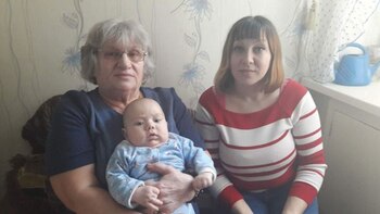 Zoya con su hija real,