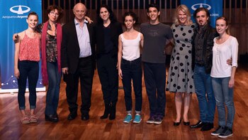 Junto al jurado, los cuatro ganadores de la décima edición