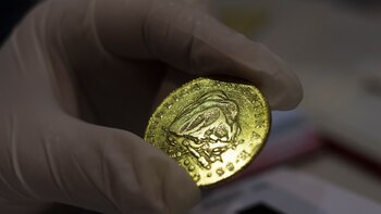 Moneda con el cerro Famatina.