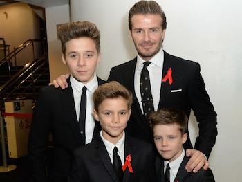 Beckham junto a sus tres