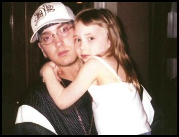 Eminem junto a una de