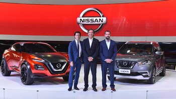 Autoridades de Nissan en la