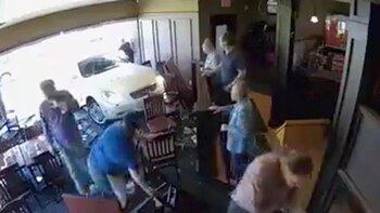 Robertson, caminando tras ser atropellado