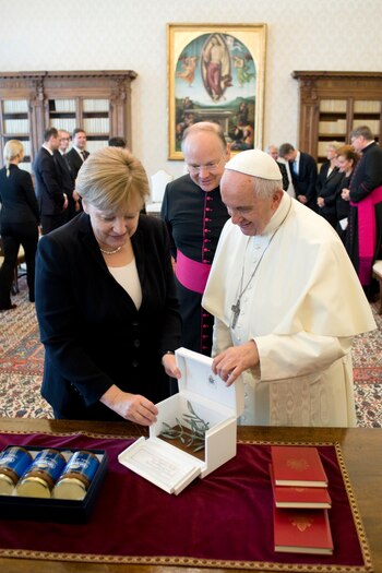 El papa le obsequió a