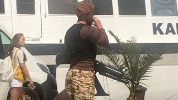 El hombre vestía pantalones camuflados,