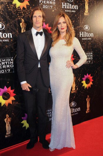 Por El Camarín, Paula Chaves lució un vestido blanco frío bordado con mangas largas y corte sirena. En sus pies, un par de sandalias en nude de la colección nueva de Valdez