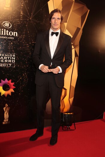 El conductor de la ceremonia, Iván de Pineda, lució un black tie by Prototype. El smoking elegido se destacó por la solapa de raso del saco. Completó su look con moño, camisa blanca y zapatos negros (Christian Bochichio)