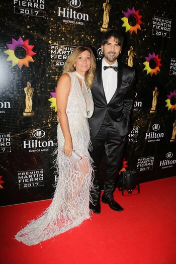 Juan Darthes con smoking negro, camisa blanca, moño y zapatos negros, un total look by Prototype; María, su mujer, by Verónica de la Canal (Vero Guerman)