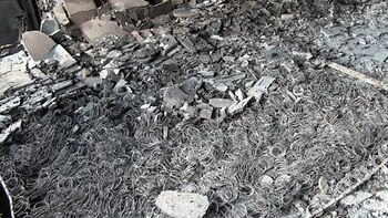 Un colchón calcinado dentro de