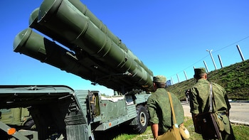 Una batería antiaérea S-400, entre
