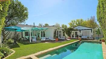 Posee un amplio jardín junto