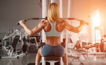 Usando las máquinas de gimnasio