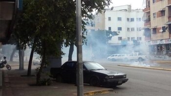 La GNB lanza bombas lacrimógenas