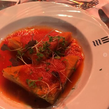Para la entrada , sobre una exquisita salsa de tomates, cortado en dos triangulos sirvieron el pato de granja