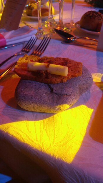 El snack fue servido en una piedra, el cual tuvo una gran repercusión en las redes sociales