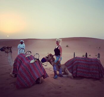 Wanda junto a dos camellos