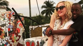 Madonna junto a su hijo