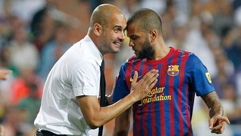 Guardiola ya dirigió a Alves