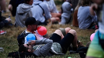 Dos jóvenes fuman globos con