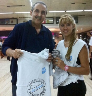 Moreno posa con una remera