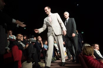 El teatro todo se convierte