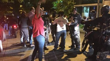 Momentos en los que miembros de la oposición acuden al lugar donde las fuerzas chavistas irrumpieron. (Cortesía La Patilla)