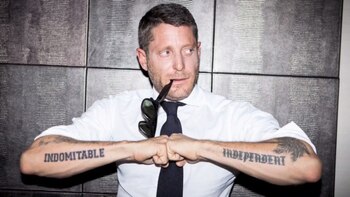 “Indomitable” de un lado, “independent”