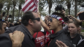 Manifestantes a favor y en
