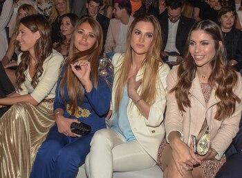 Antonela Rocuzzo, presenciando un desfile