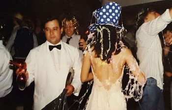 De perfil y de espaldas,