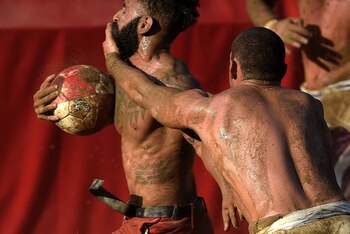 No está permitido que dos jugadores o más ataquen a un contrincante