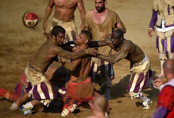 El objetivo es meter el balón en el arco rival, pero un yerro significa medio punto para el otro equipo
