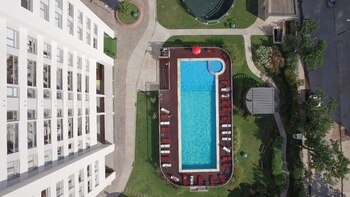 La piscina cuenta con guardavidas
