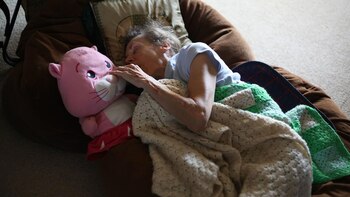 Una siesta confortable. Jacquie pasaba