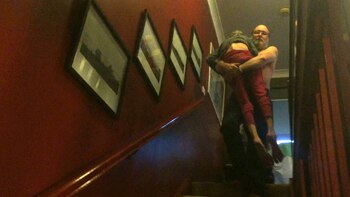 Tim carga a Jacquie por